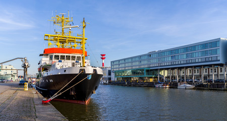Fototapeta na wymiar Fischereihafen Bremerhaven in der Nachmittagssonne