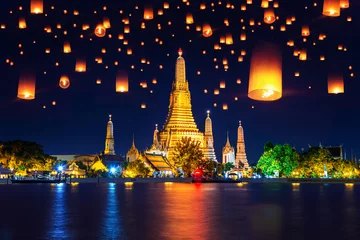 Zelfklevend Fotobehang Wat Arun temple and Floating lantern in Bangkok, Thailand. © tawatchai1990