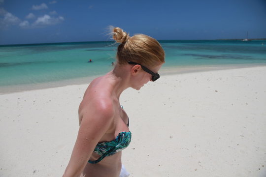Femme en bikini sur la plage d'Aruba