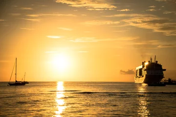 Papier Peint photo autocollant Plage de Seven Mile, Grand Cayman Cruise Ship Sunset