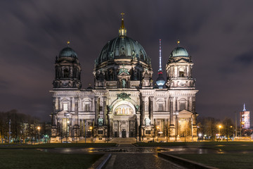 Fototapeta na wymiar Berliner Dom und Berliner Fernsehturm und Rotes Rathaus bei Nacht