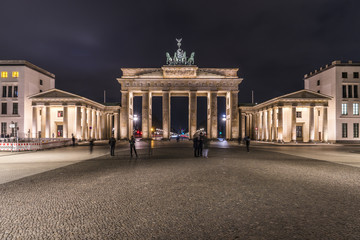 Obraz premium Brandenburger Tor in Berlin bei Nacht mit Touristen