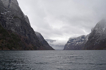 Montagne norvegesi. La meraviglia dei fiordi in Norvegia, Europa del Nord.  Un inverno spettacolare. La bellezza di viaggiare e trascorrere le vacanze nella natura.
