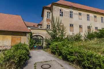 eingang in verlassenes schloss