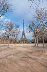 Fototapeta na wymiar Tour Eiffel, champs de Mars et quartier
