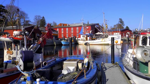 Eckernf&ouml;rde Hafen Speicher Hafenbeken Boote und blauer Himmel