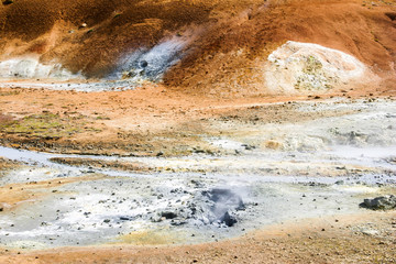geysir landschaft in island mit rauchschwaden
