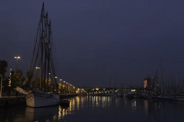 Vista nocturna del Port Vell y Moll de la Fusta