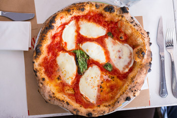 Pizza rotonda servita nel piatto