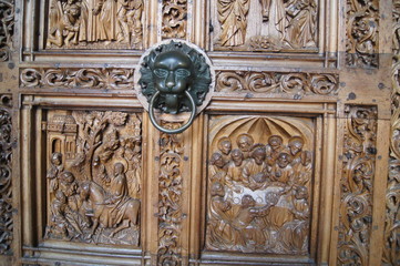 Tür mit Schnitzerei