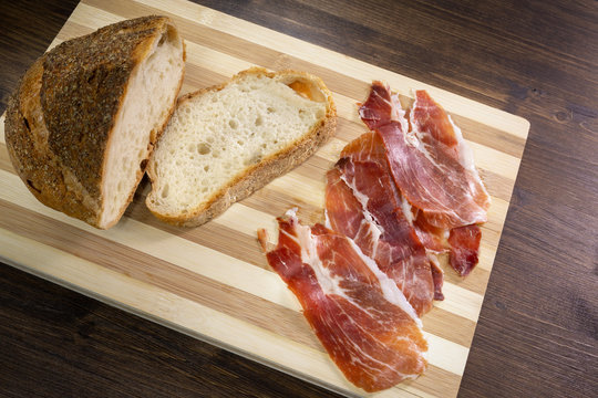 Bread and raw ham, a perfect match