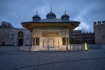 Fototapeta na wymiar The fountain of sultan Ahmed III near hagia sophia, Istanbul , Turkey