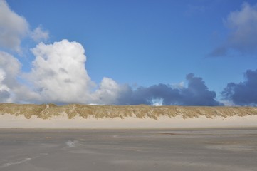 Wolken über einem Sandstrand
