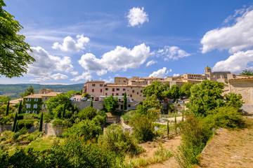 Vue sur lr village d'Aurel en été, Provence, France. 