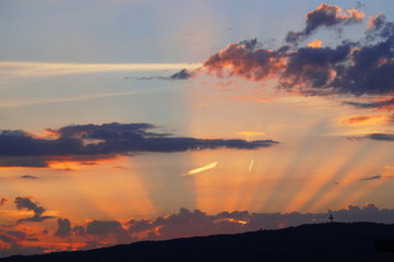 Ein Sonnenuntergang über einem Hügel mit einem Fernsehturm