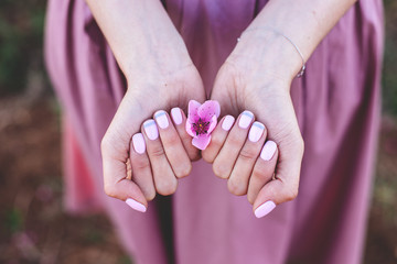 Manicure with peach flowers.