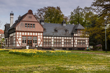 Fototapeta na wymiar Fachwerkhaus in Bad Nauheim im Kurpark