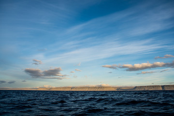 Obraz premium Shore of northern Canada. Sky and sun light in the morning.
