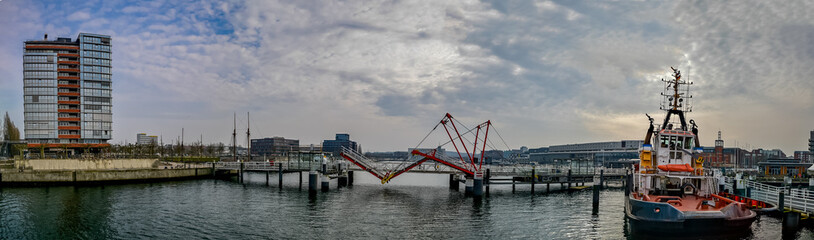 Kieler Hafen Panorama mit Blauen Himmel und typischen Kieler Wetter.