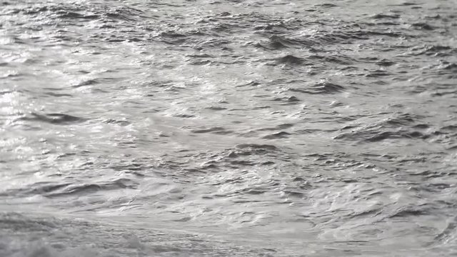 Mare in tempesta con forte movimento ondoso spinto da forti raffiche