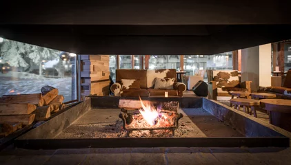 Plaid avec motif Restaurant View on through fireplace on restaurant interior