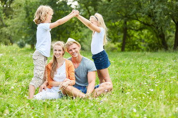 Fototapeta premium Kinder bauen Dach als Zeichen für ein Eigenheim