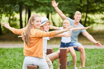 Familie hat Spaß auf der Schaukel