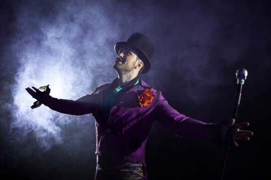  A grim circus presenter, a demonic smile. Image on Halloween.