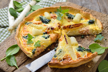 Leckerer Tarte mit frischem weißem Spargel, Räucherlachs und Spinat - Baked quiche with fresh white asparagus, smoked salmon and spinach 