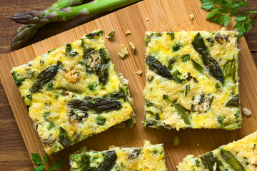 Frittata, ein italienisches Omelett, zubereitet mit grünem Spargel, Erbsen, Blauschimmelkäse,...