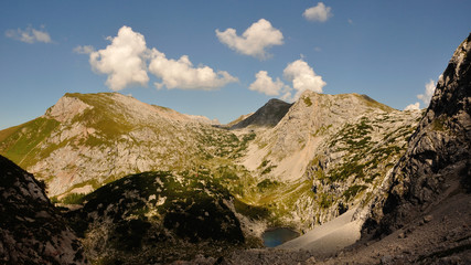 Links Fagstein, hinten Schneibstein, ziehende Wolken über dem Seeleinsee im Nationalpark Berchtesgaden