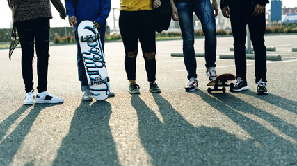Group of school friends outdoors lifestyle © Rawpixel.com