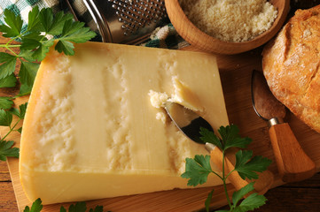Grana padano グラナ・パダーノ 格拉娜·帕達諾芝士 Parmigiano reggiano פרמזן Պարմեզան  パルミジャーノ・レッジャーノParmezan Parmesan Пармезан 帕馬森乾酪 Parmesão Parmigiano-Reggiano © Comugnero Silvana
