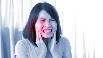 woman with toothache