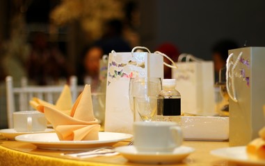 hotel ballroom table setting and arrangement