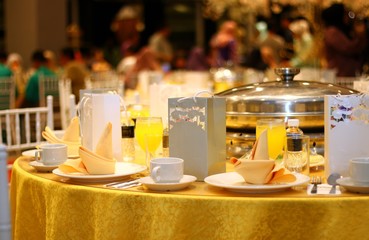 hotel ballroom table setting and arrangement