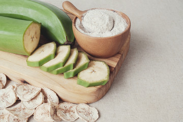Raw and dried green bananas, plantain flour, resistant flour, prebiotic food