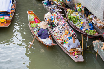 Fototapeta na wymiar Damnoen Saduak floating market