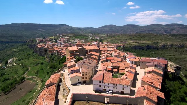 Drone en Cantavieja, pueblo de la provincia de Teruel en la comunidad autónoma de Aragón (España) Video aereo con Dron