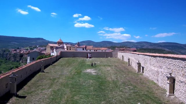 Drone en Cantavieja, pueblo de la provincia de Teruel en la comunidad autónoma de Aragón (España) Video aereo con Dron