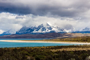 Papier Peint photo autocollant Cuernos del Paine Parc National Torres del Paine, Patagonie, Chili : Le Lac Turquoise (Lago) Pehoe et le Majestueux Cuernos del Paine (Cornes de Paine)