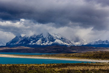 Parc National Torres del Paine, Patagonie, Chili : Le Lac Turquoise (Lago) Pehoe et le Majestueux Cuernos del Paine (Cornes de Paine)