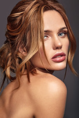 Naklejka premium Beauty fashion portrait of young blond woman model with natural makeup and perfect skin posing in studio
