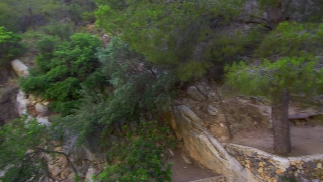 Drone en Les Fonts de l'Algar / Las Fuentes del Algar, cascadas y piscinas naturales  en Callosa d'en Sarrià, Alicante (España) muy cerca de Benidorm. Video aereo con Drone