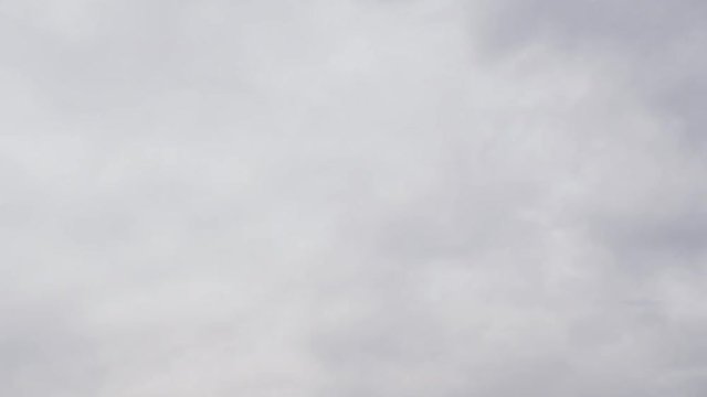 4K Time-Lapse. Movimiento de nubes r&aacute;pido que dejan ver de vez en cuando el cielo azul.