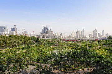 Fototapeta premium Pejzaż miejski i naturalny widok na bangkok, Tajlandia, z wysokiego położenia w słoneczny dzień