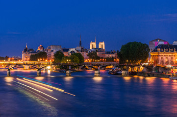 Fototapeta na wymiar Evening over the Cite Island in Paris