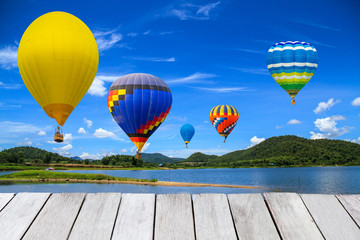 Fototapeta na wymiar Balloons fly on the reservoir