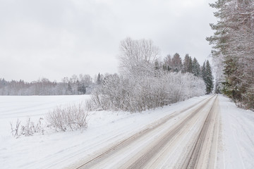 Obraz premium Winter road and cloudy sky