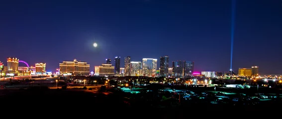 Foto op Plexiglas Las Vegas Een uitzicht op de skyline van Las Vegas met een volle maan die naar beneden schijnt.